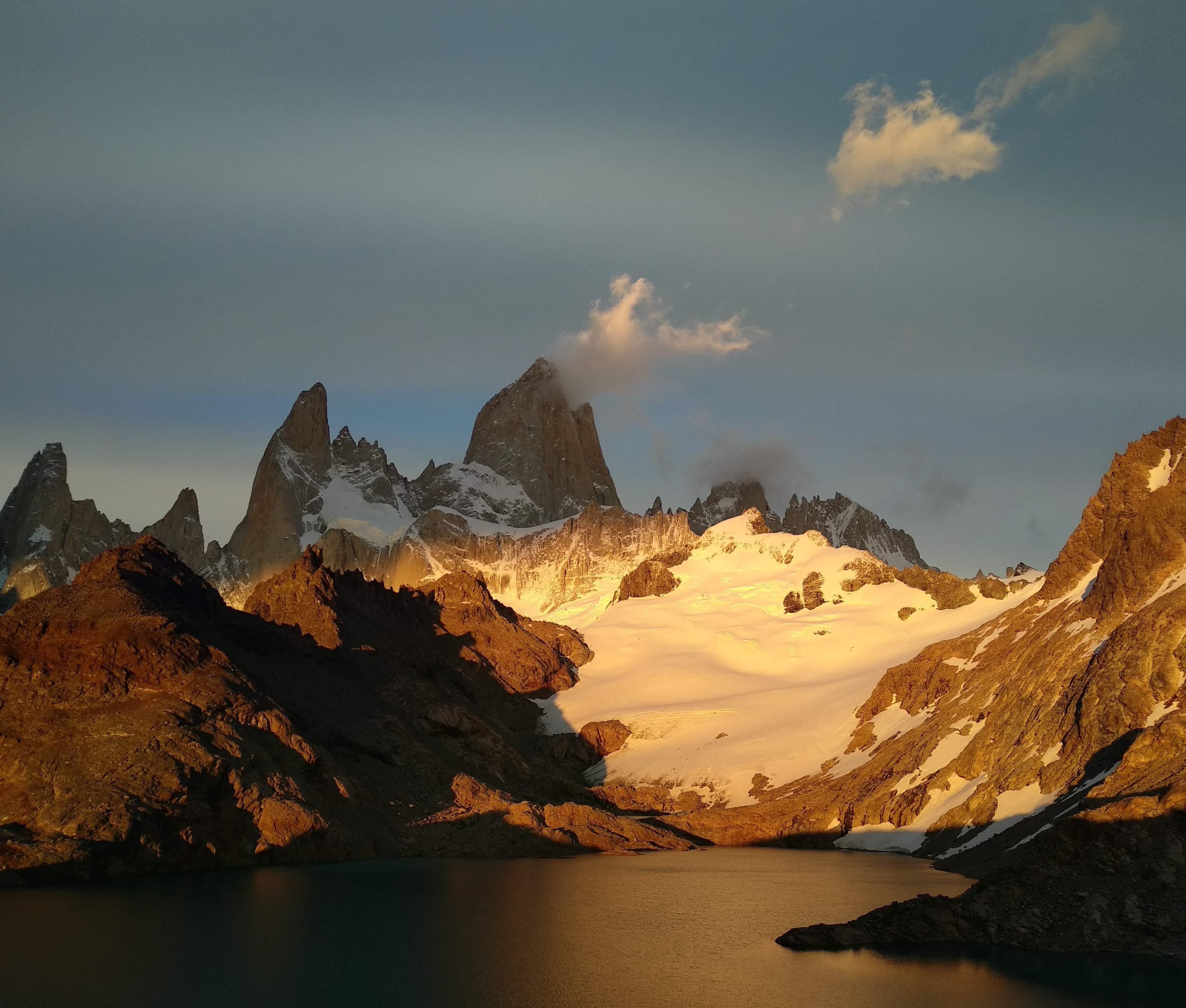 Montañas de la Patagonia iluminadas por el sol