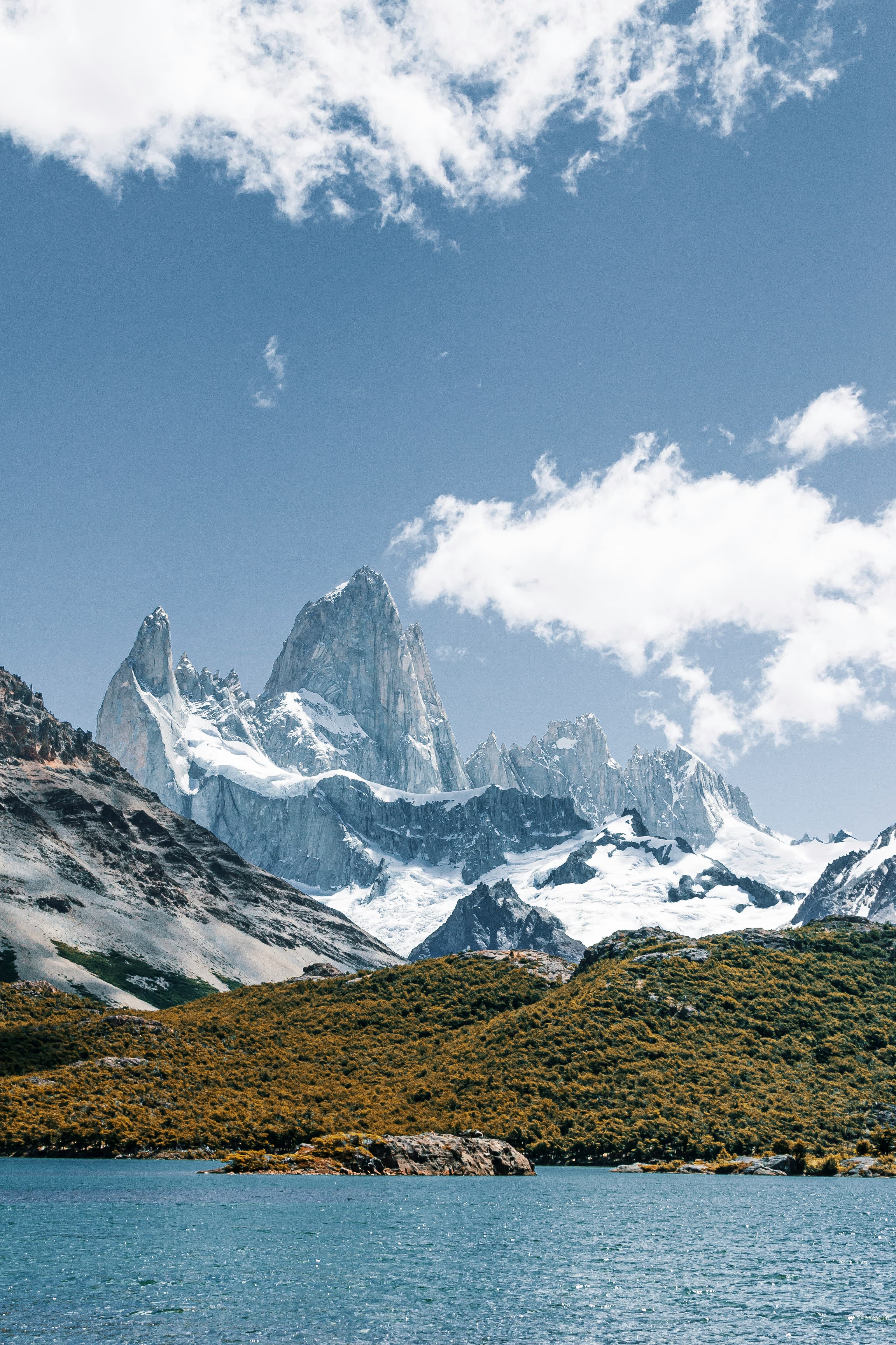 Montañas y lago en la Patagonia