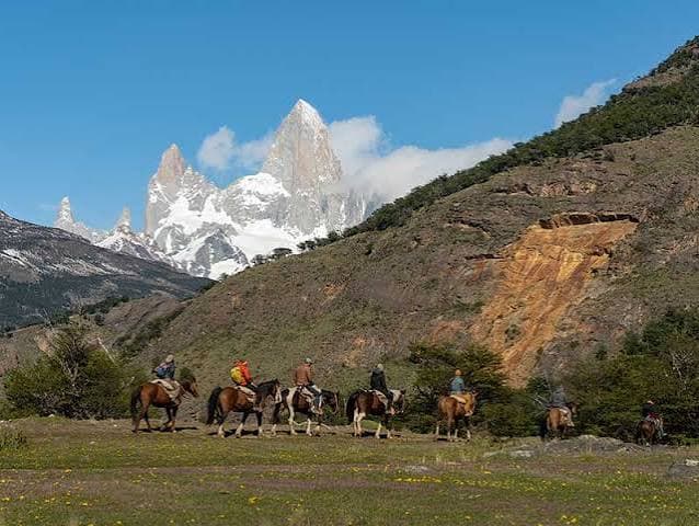 Cabalgata entre montañas