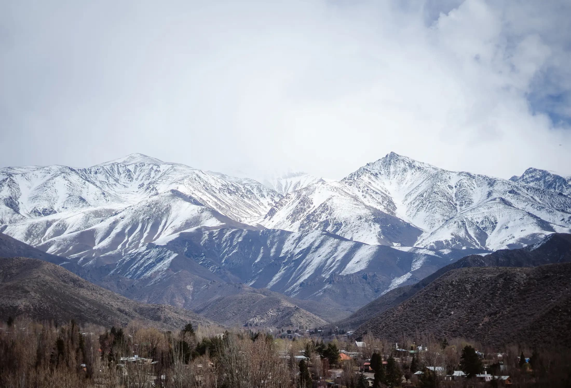 Entre viñedos y montañas